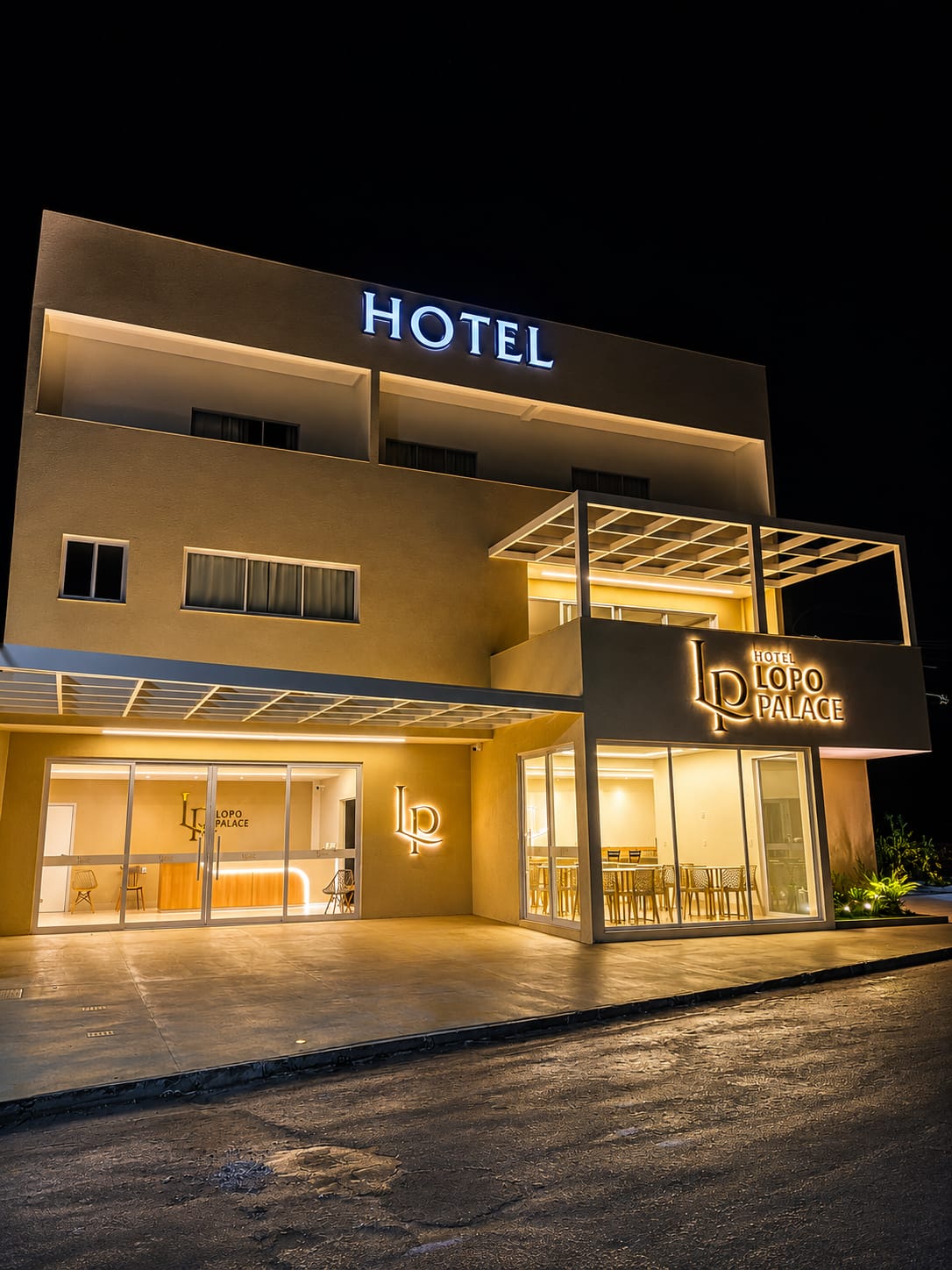 Fachada iluminada do Hotel Lopo Palace à noite