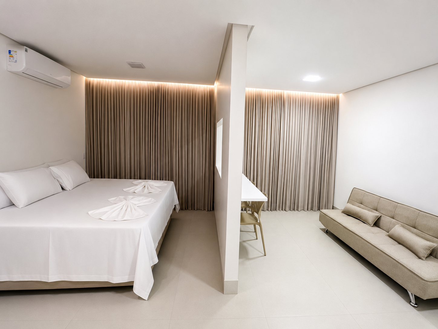 Apartamento Presidencial do Hotel Lopo Palace com cama super king e sala de estar