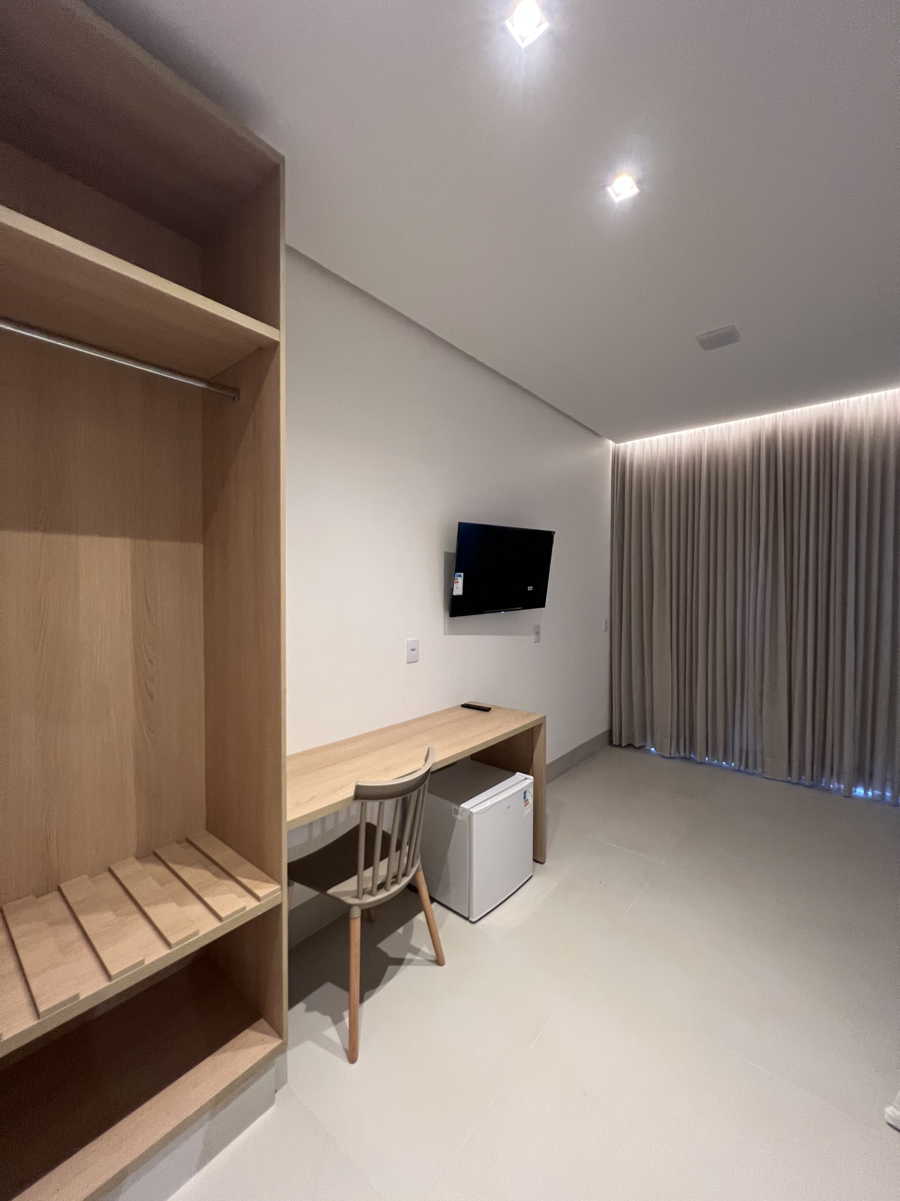 Quarto Standard — TV Smart e escrivaninha